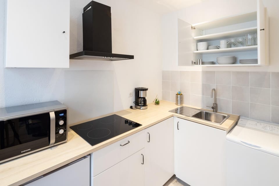 minibar, stove