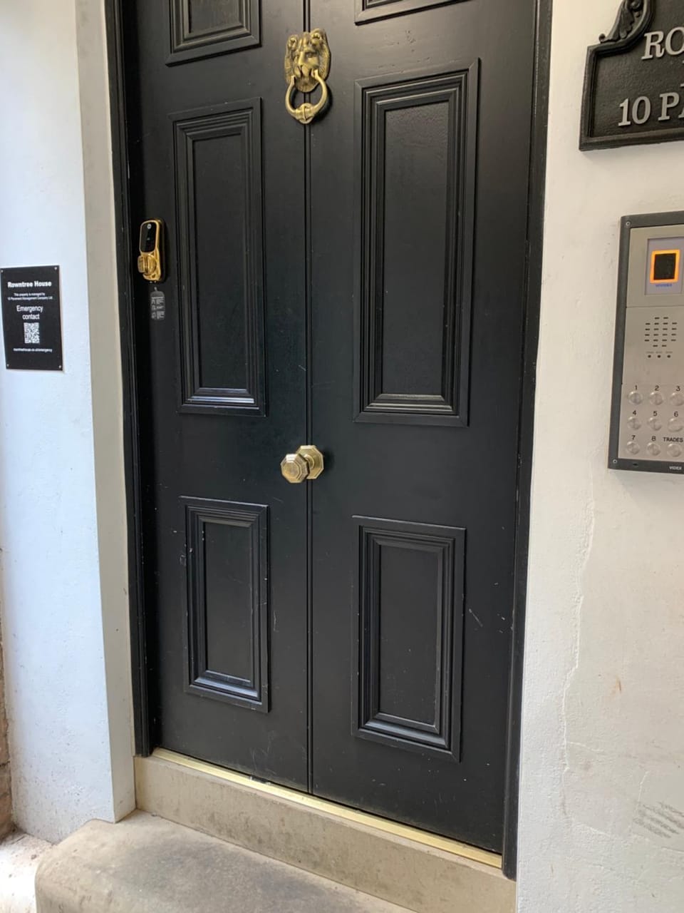 Facade/entrance