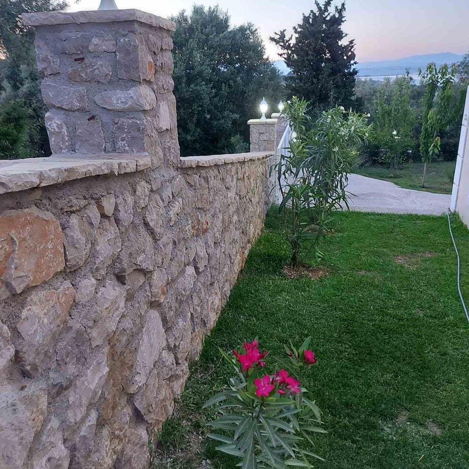 Garden, Parking