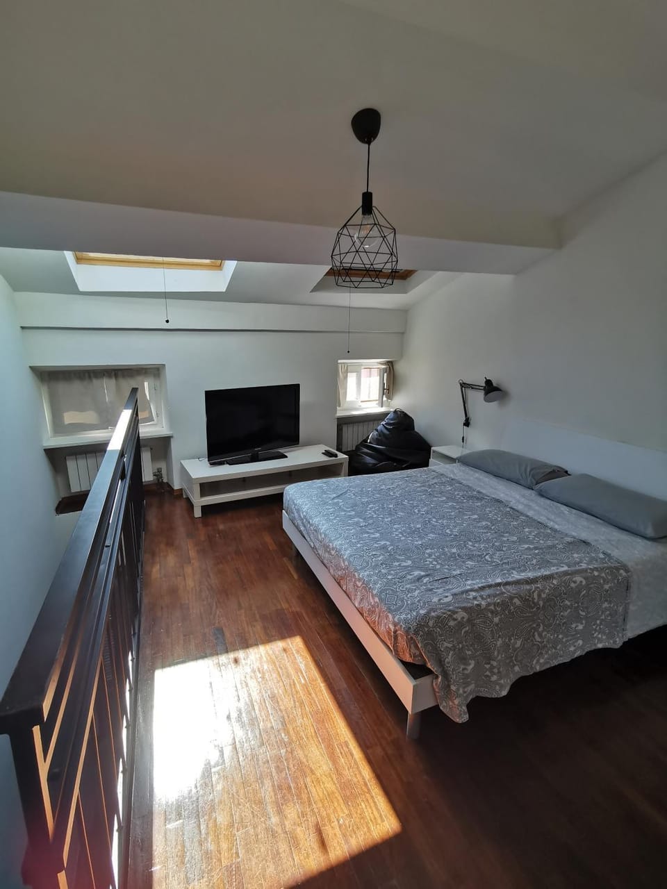 Bed, TV and multimedia, Photo of the whole room