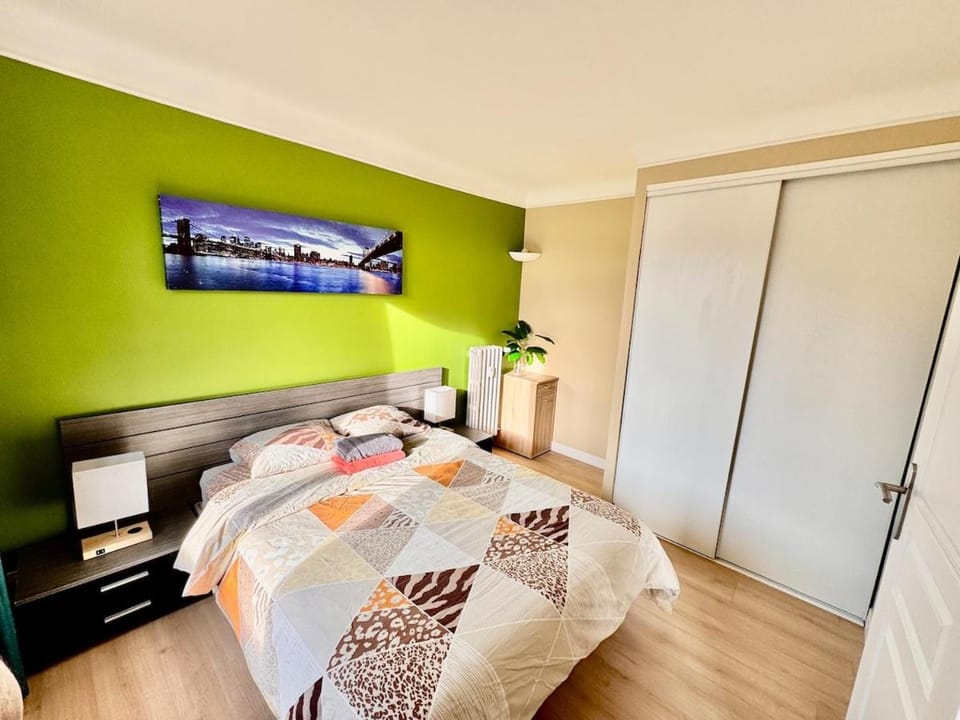 Bed, Photo of the whole room, Bedroom, wardrobe