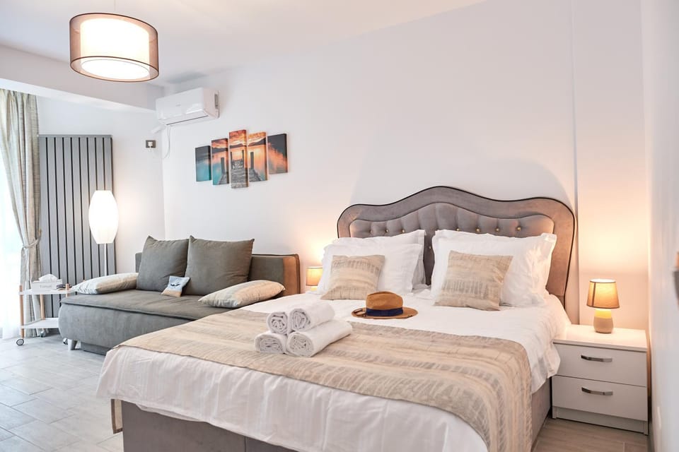 Bed, Seating area