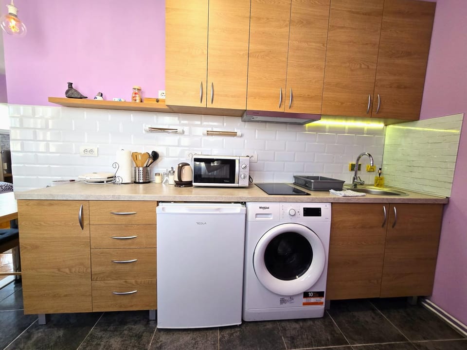 Kitchen or kitchenette, washing machine, kitchen