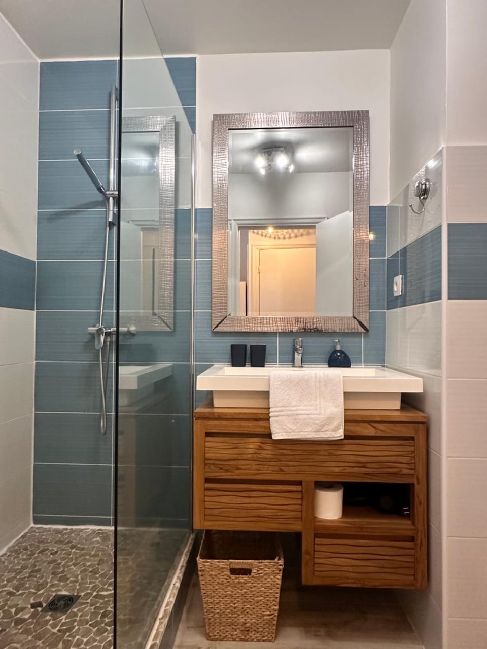 Shower, Bathroom, towels
