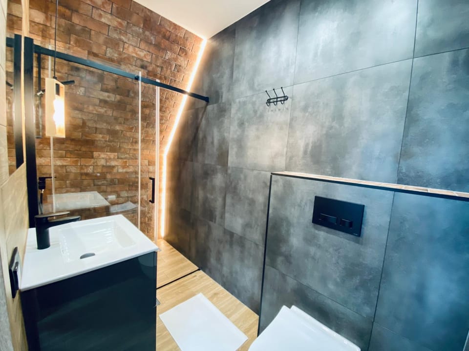 Bed, Bathroom