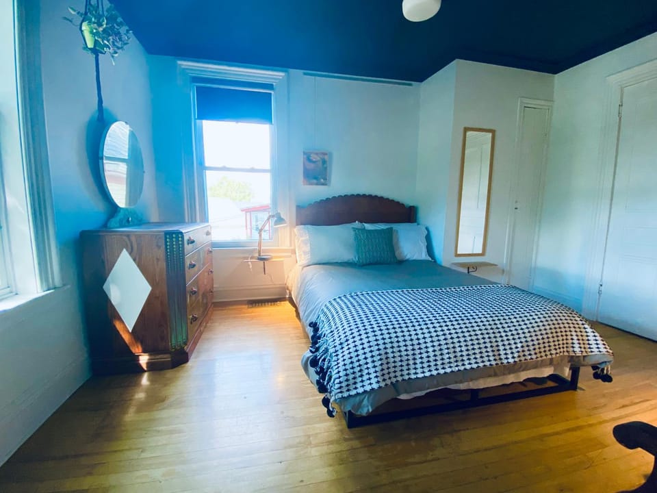 Au Loup, maison élégante avec arrivée autonome Inn in Quebec