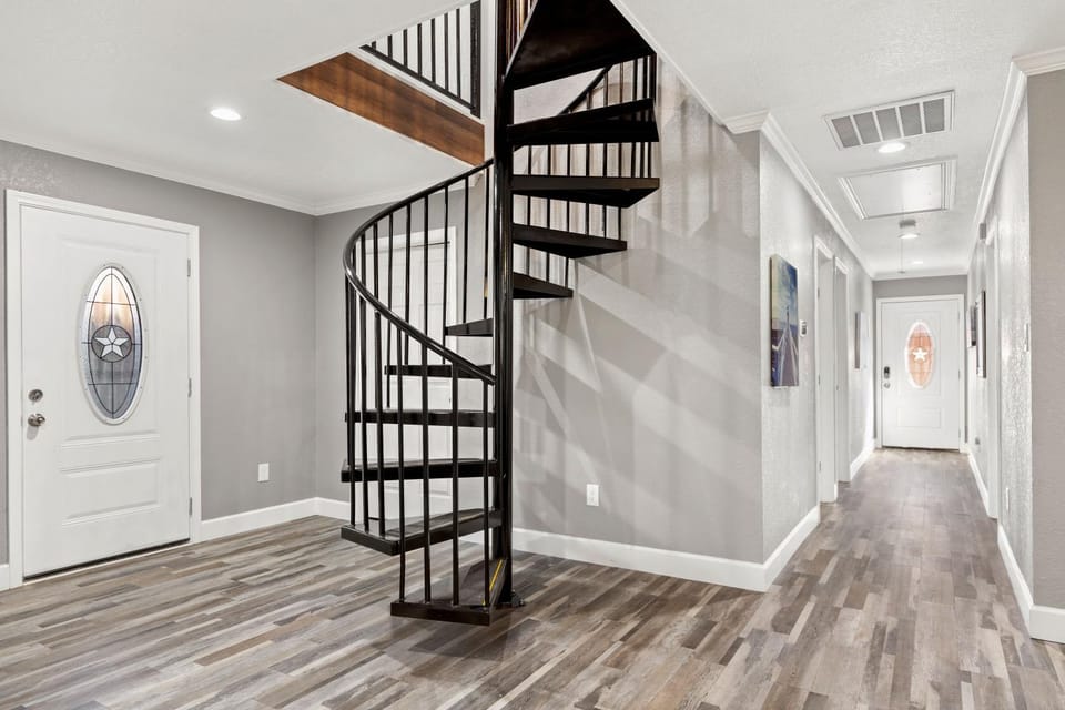 CYC Mega House with BBQ Gazebo House in Leon Valley