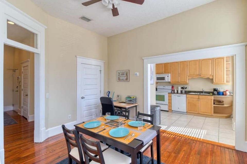 Open & Bright - 5 min drive to TIAA Bank field Apartment in Jacksonville