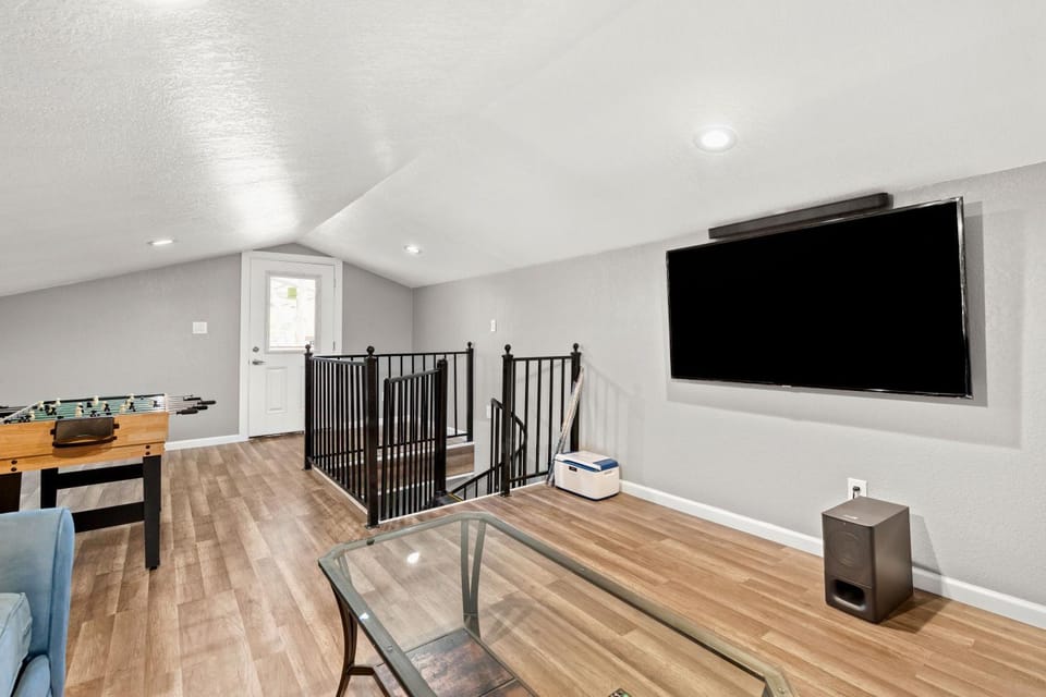 CYC Eclectic Back House with BBQ Gazebo House in Leon Valley