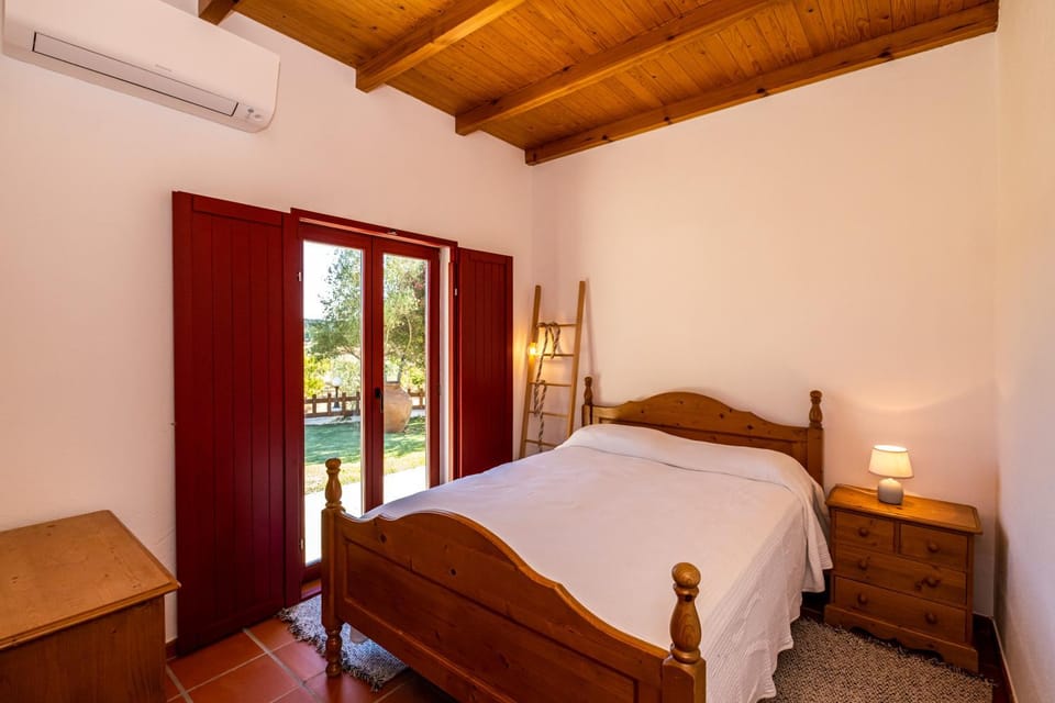 Bed, View (from property/room), Bedroom, Garden view