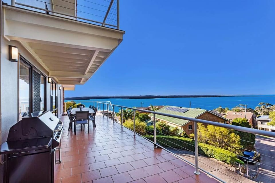 Pacific Waters - Unbeatable Views of Port Stephens House in Corlette