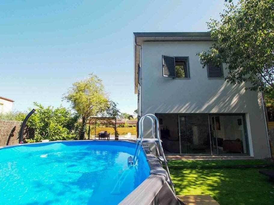 Property building, Day, Garden, Pool view, Swimming pool