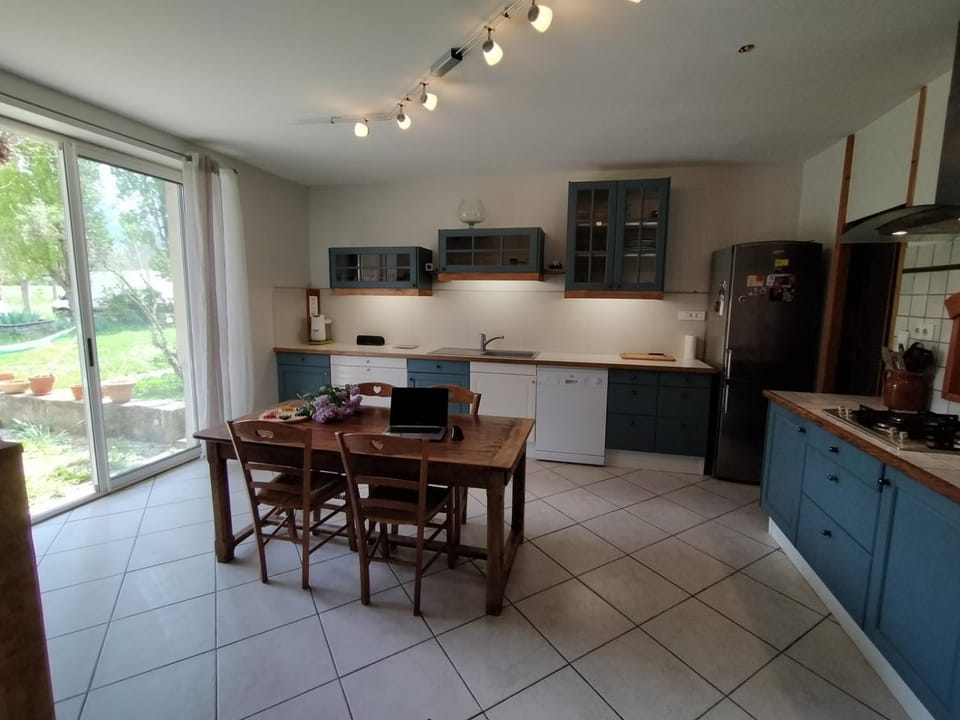 Kitchen or kitchenette, dishwasher