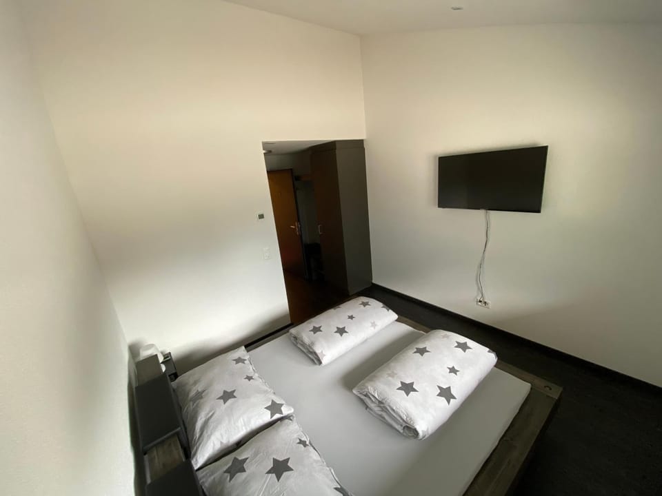 Bed, TV and multimedia, Photo of the whole room, Bedroom