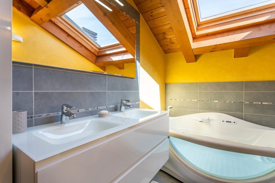 Hot Tub, Bathroom
