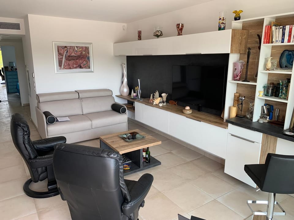 Communal lounge/ TV room