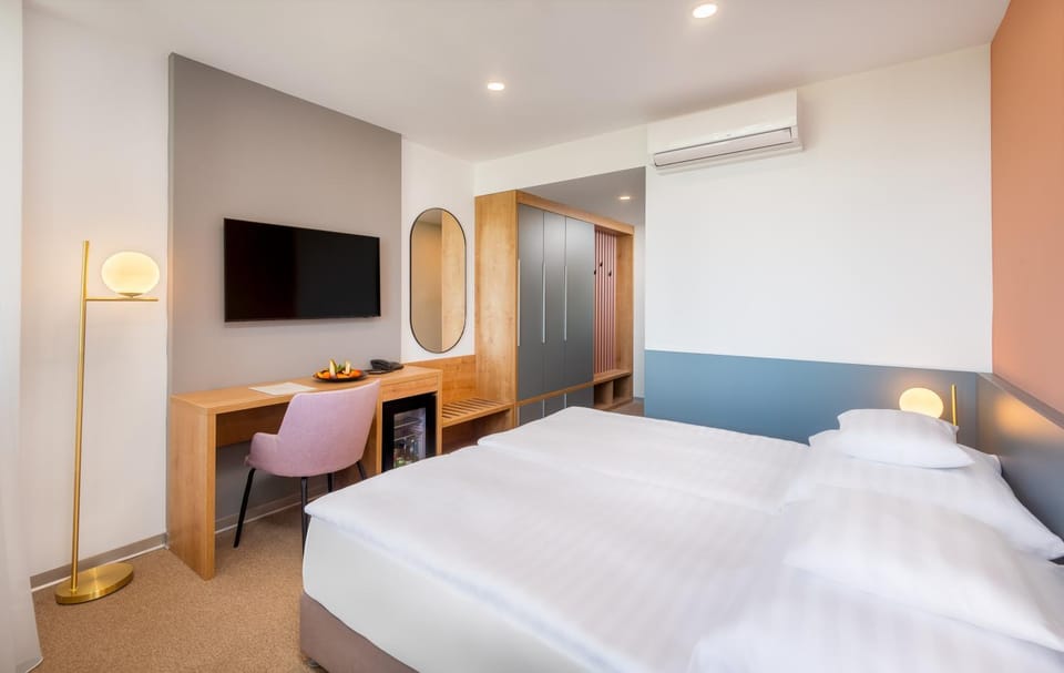 Bed, Photo of the whole room, air conditioner