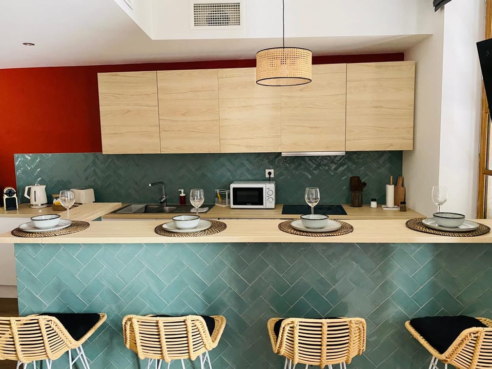 Kitchen or kitchenette, Dining area
