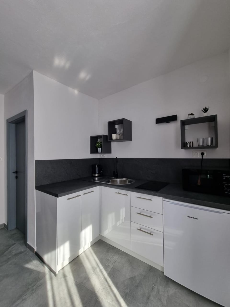 Kitchen or kitchenette, minibar, stove