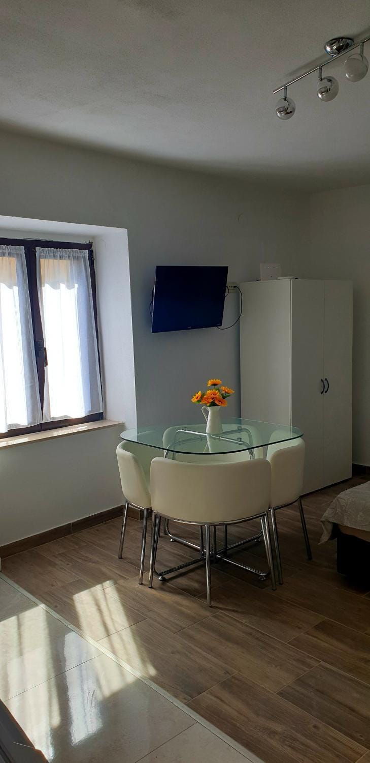 TV and multimedia, Seating area, Dining area