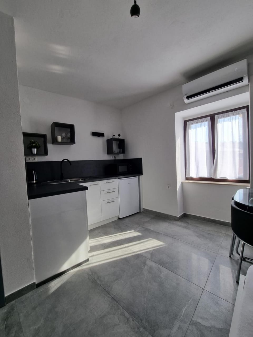 Kitchen or kitchenette, minibar, stove