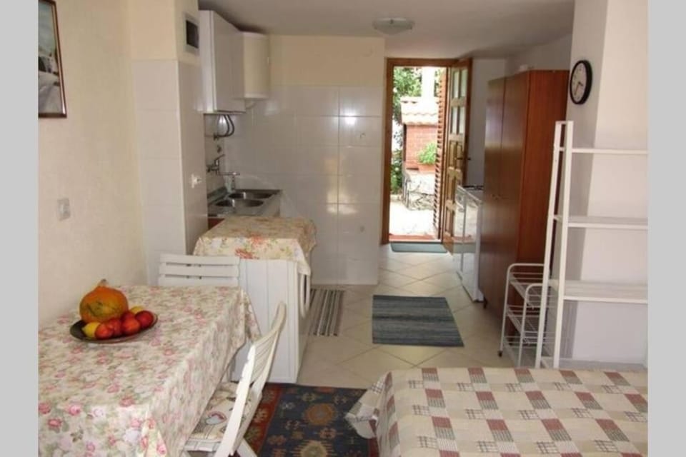 Studio Yasmin, 50 m from the beach and promenade Apartment in Primorje-Gorski Kotar County