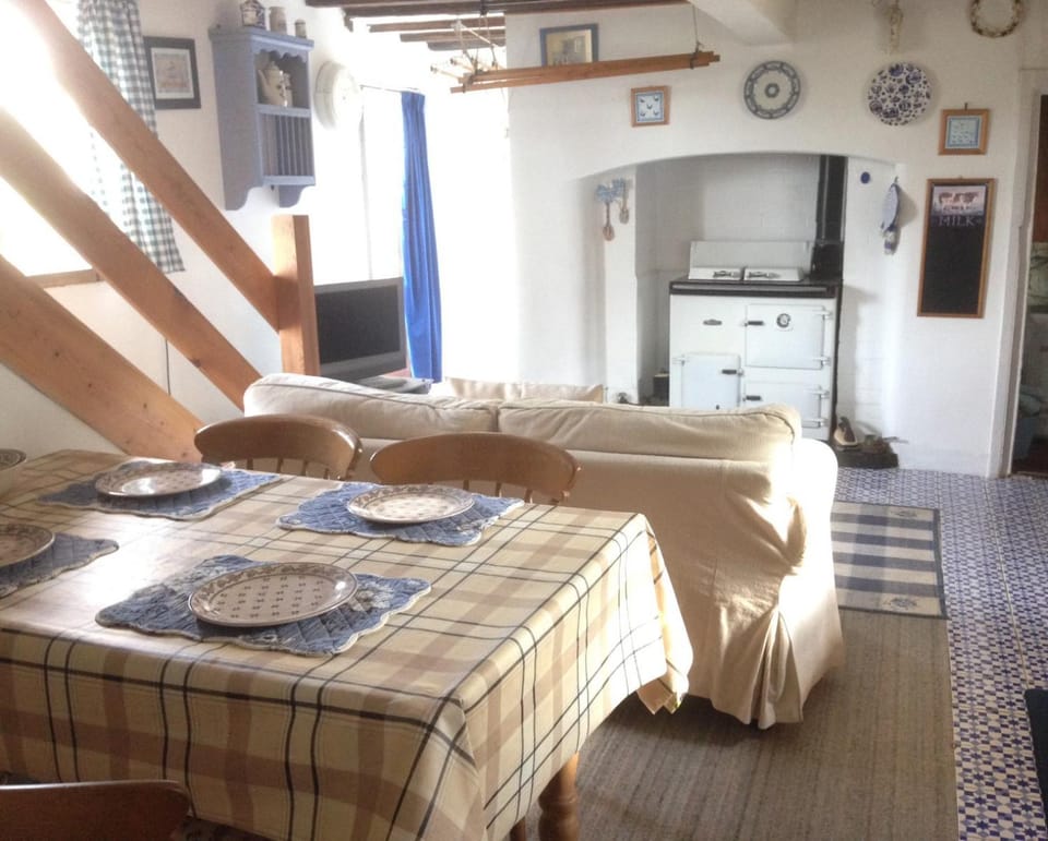 TV and multimedia, Kitchen or kitchenette, Living room, Seating area, Dining area