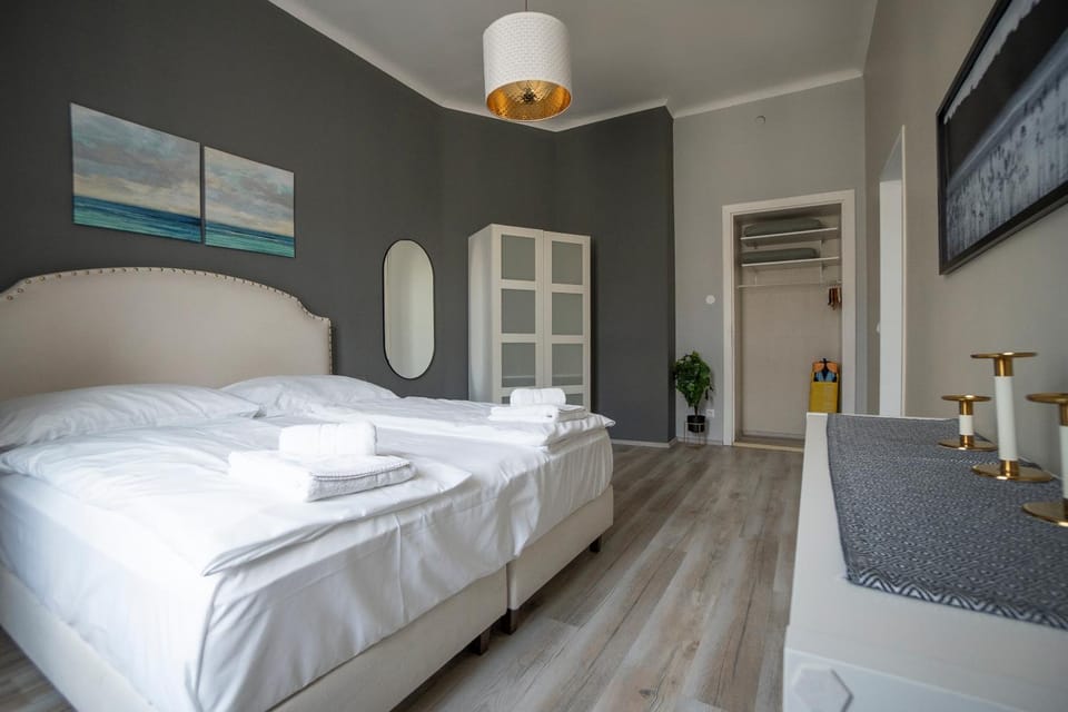 Bed, Photo of the whole room, towels