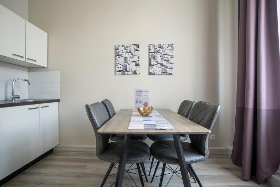 Kitchen or kitchenette, Living room, Seating area, Dining area