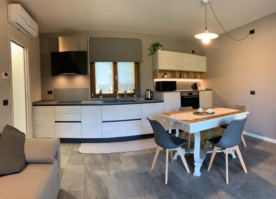 Kitchen or kitchenette, Living room, Seating area, Dining area