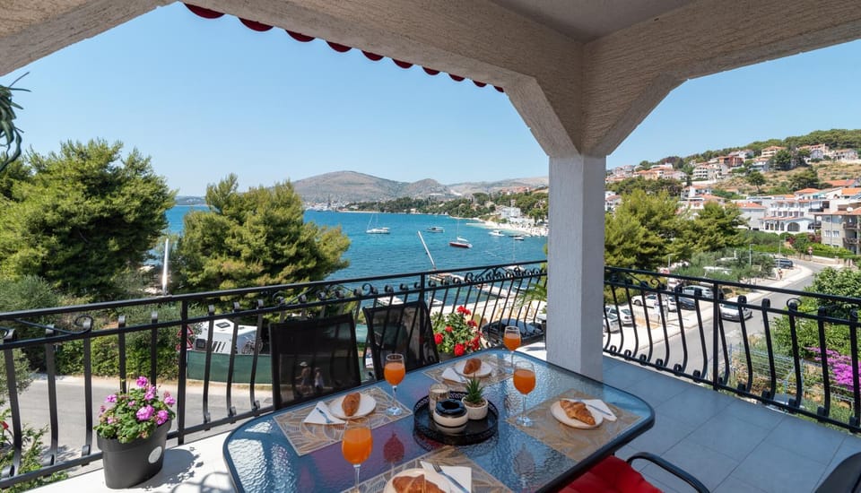 Luxury sea view apartment 20 m from the sea Apartment in Okrug Gornji