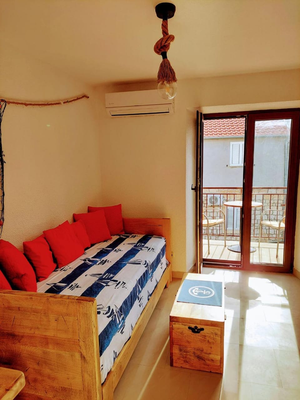 Bed, Living room