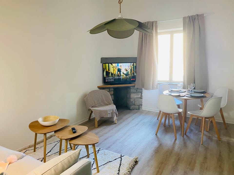 TV and multimedia, Seating area, Dining area