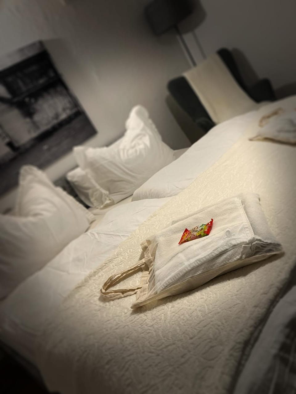 Bed, Bedroom, towels