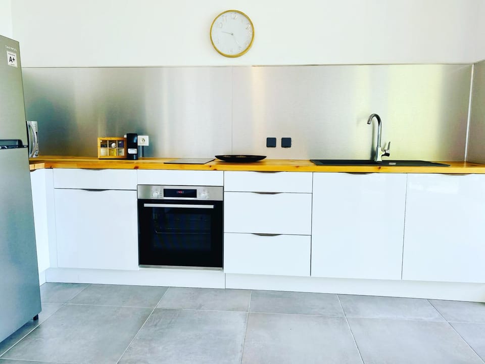 Coffee/tea facilities, oven, stove, toaster