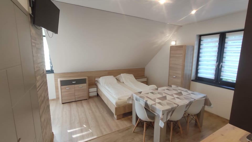 Bed, Photo of the whole room, Dining area, Bedroom