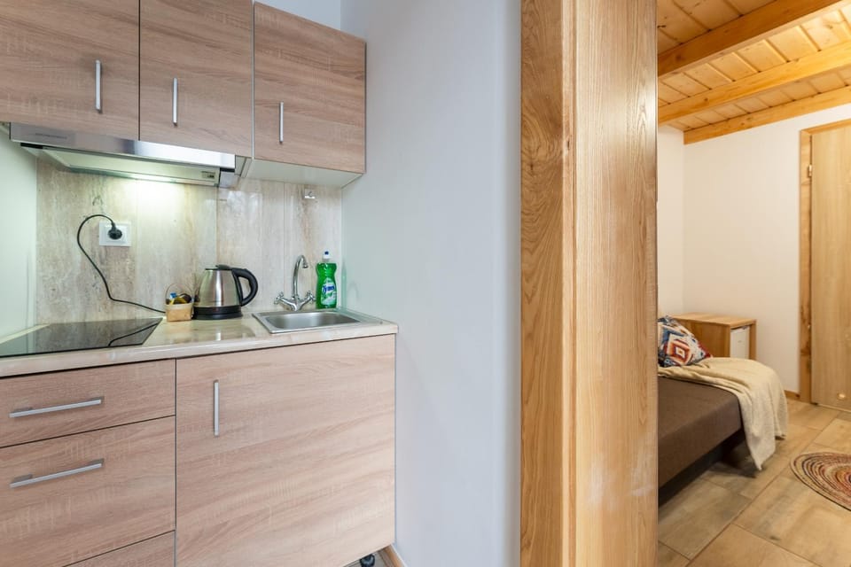 Coffee/tea facilities, Kitchen or kitchenette, stove