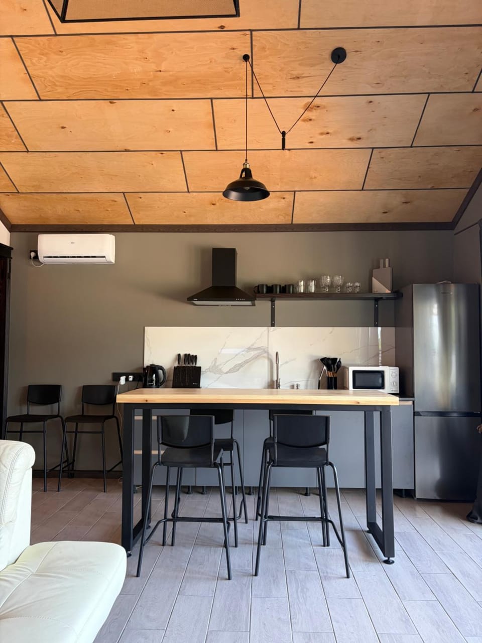 Kitchen or kitchenette, Dining area