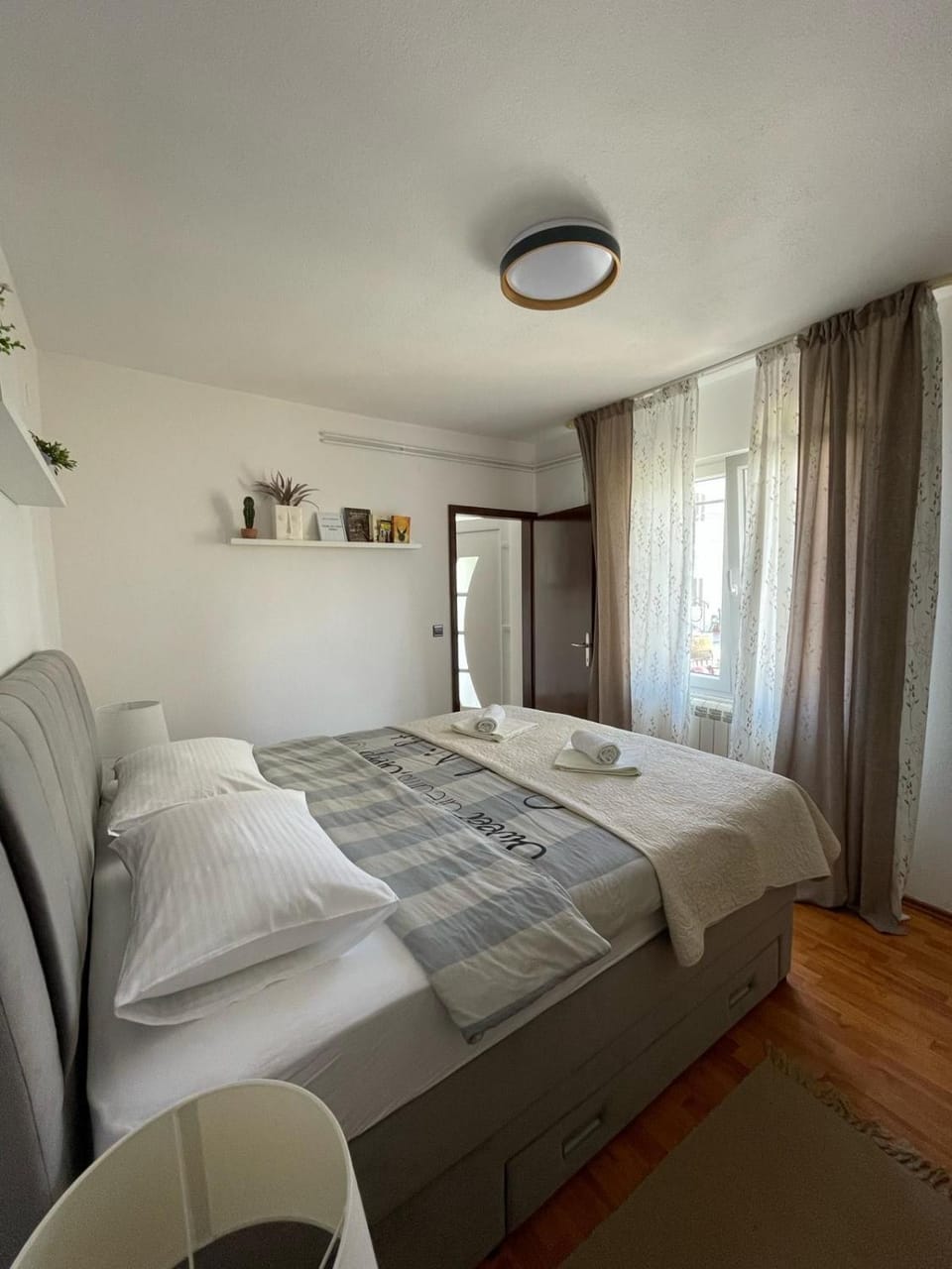 Bed, Bedroom, towels