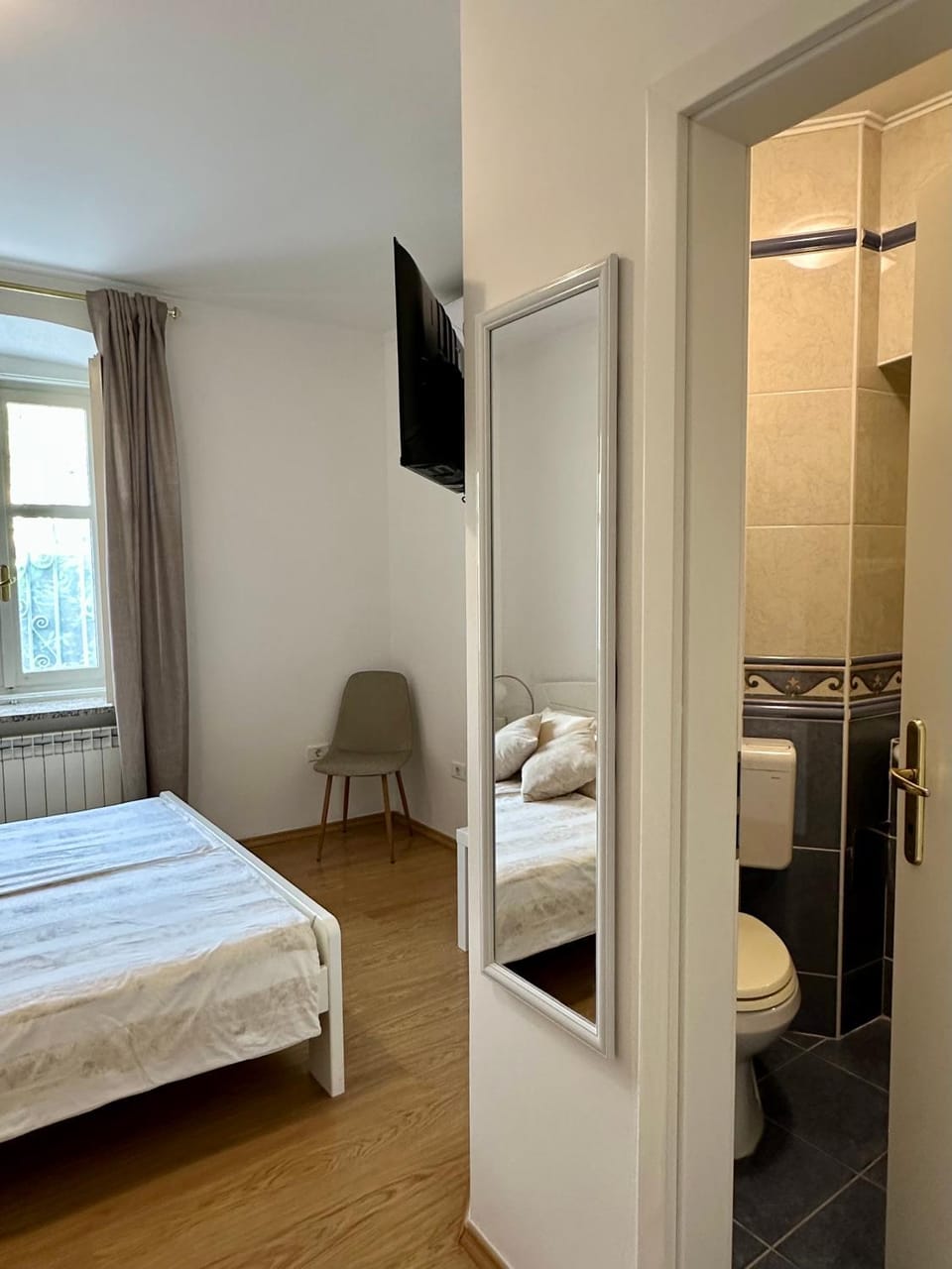 Shower, Toilet, Bathroom, TV and multimedia, Photo of the whole room, Bedroom, towels