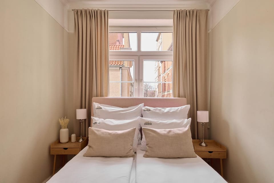 Bed, Photo of the whole room, Seating area, Bedroom