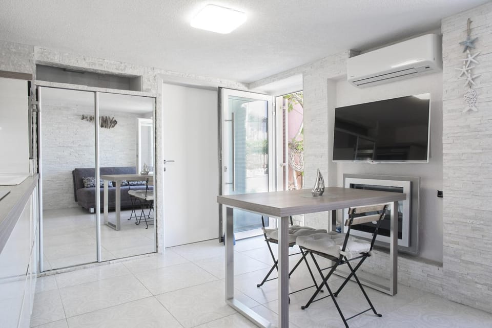 Communal lounge/ TV room, TV and multimedia, Kitchen or kitchenette, Living room, Seating area, Dining area