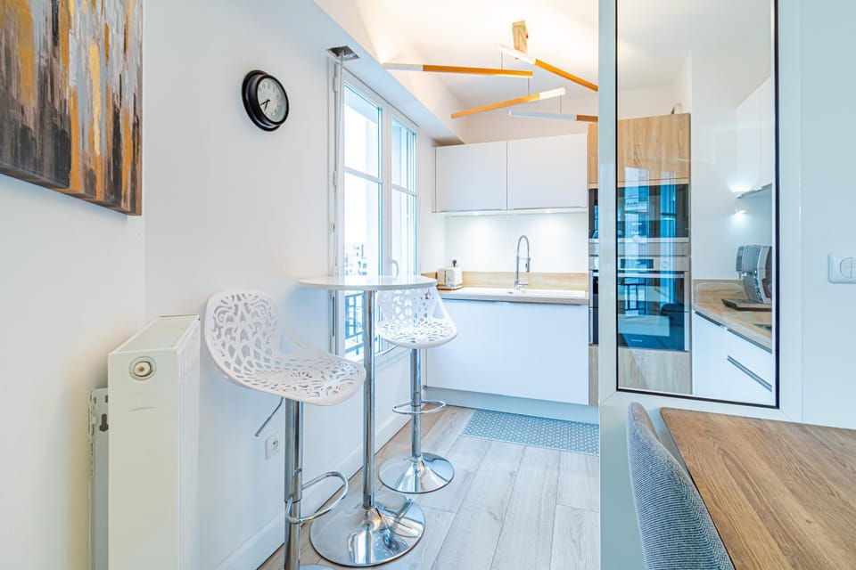 Kitchen or kitchenette, minibar, oven, stove