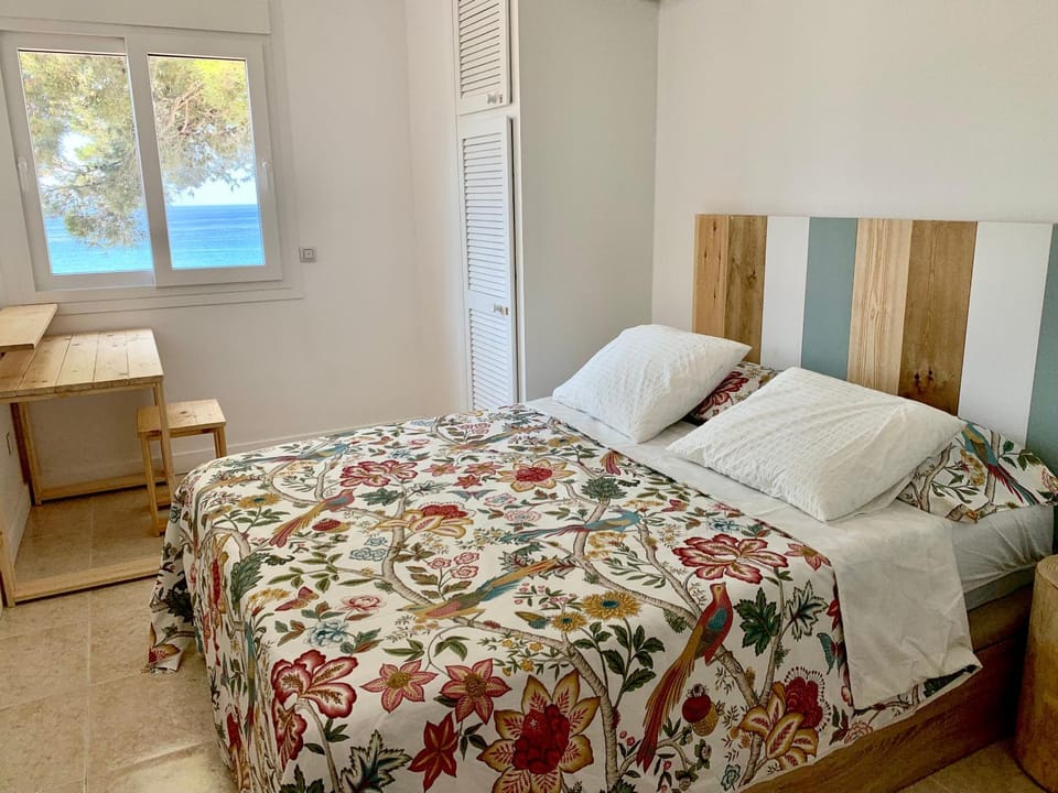 Bed, Bedroom, Sea view