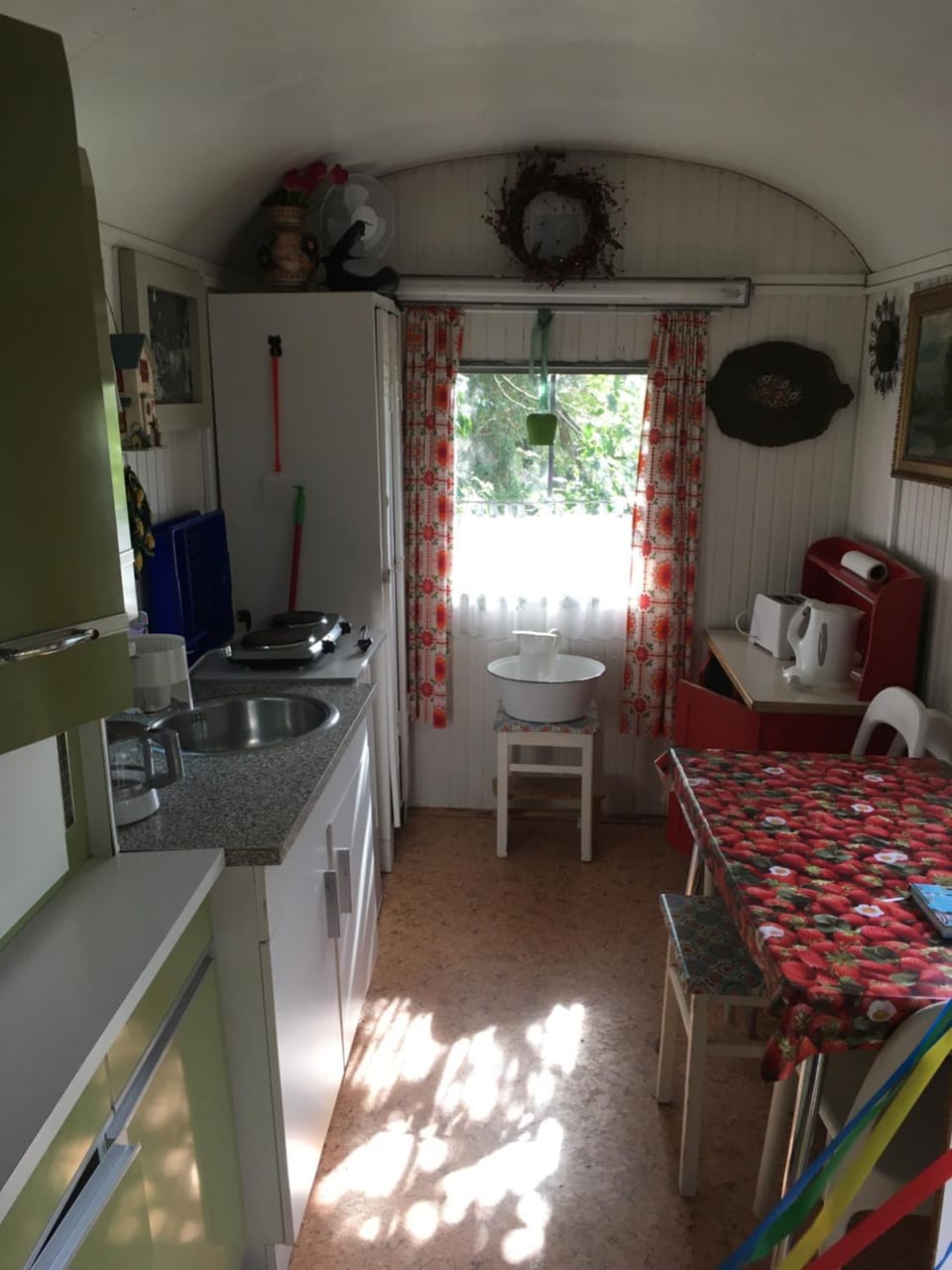 Kitchen or kitchenette, Dining area, pet friendly, stove