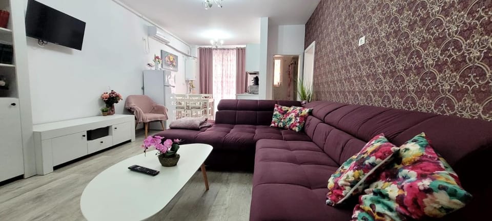 TV and multimedia, Living room, Evening entertainment