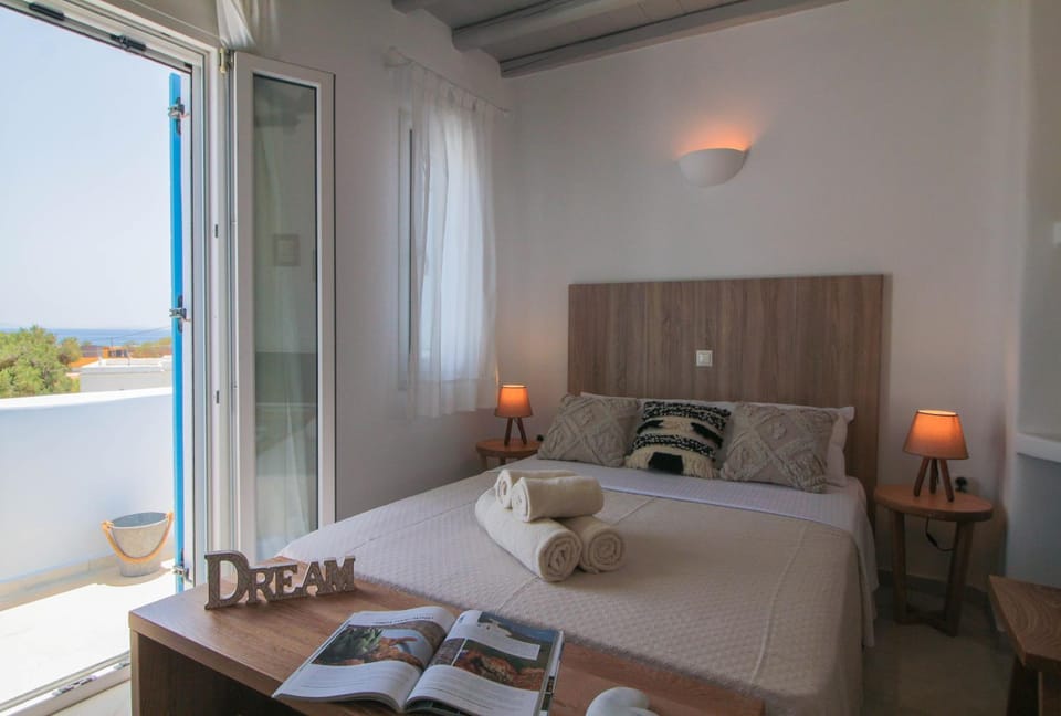 Bed, Natural landscape, Photo of the whole room, Bedroom