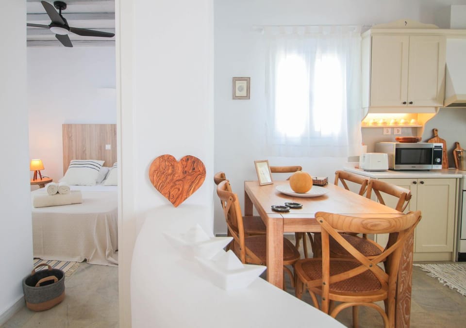 Bed, Kitchen or kitchenette, Photo of the whole room, Seating area, Dining area, Bedroom