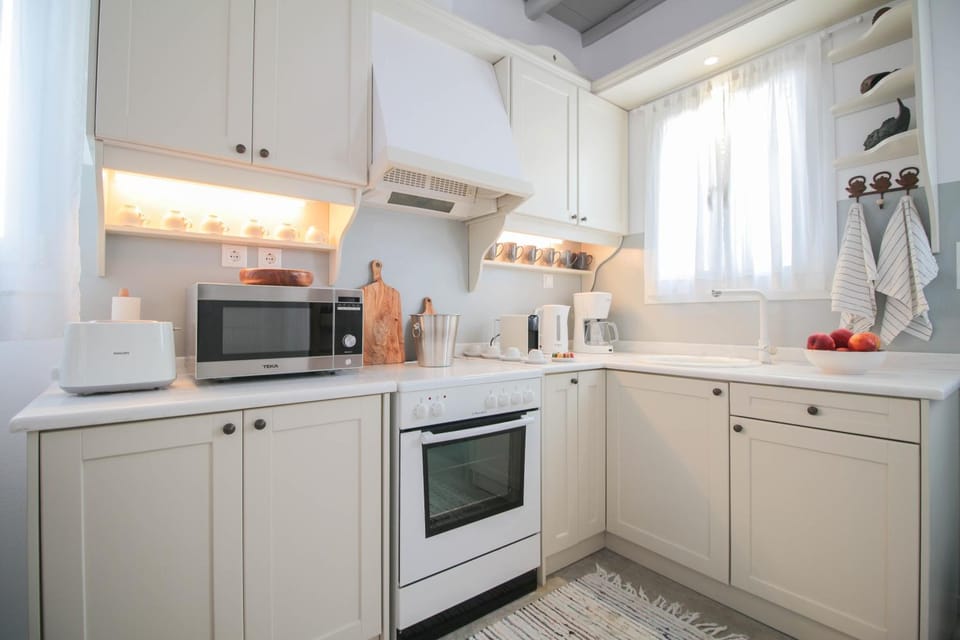 Coffee/tea facilities, Kitchen or kitchenette, oven, stove, toaster