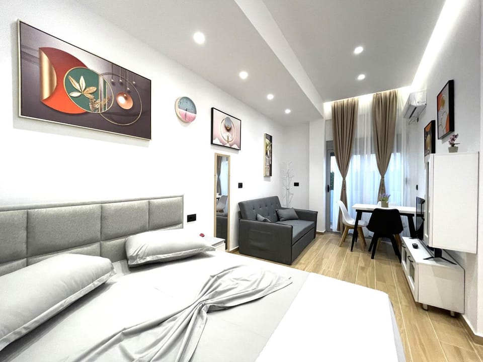 Bed, TV and multimedia, Living room, Dining area